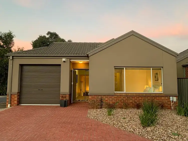 10 Seggan Circle, Gowanbrae VIC 3043