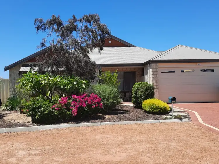 11 Saligna Bend, Wattle Grove WA 6107