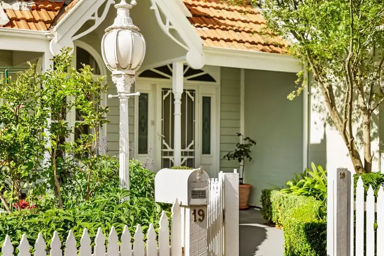 19 PARKVIEW DRIVE, Sunbury VIC 3429