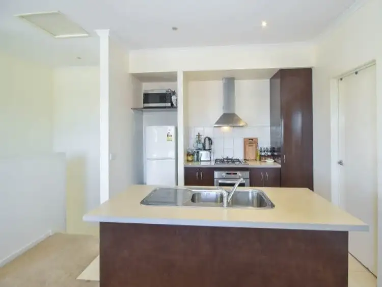1/4 Hopetoun Green, Caroline Springs VIC 3023