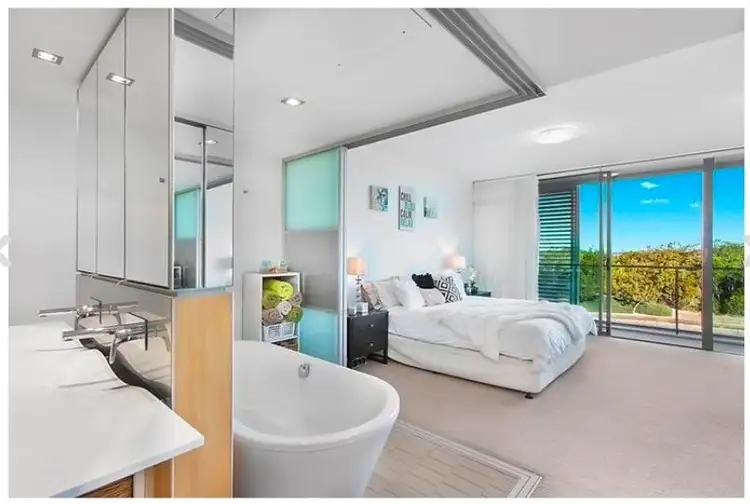 29204 Ephraim Island Parade, Paradise Point QLD 4216