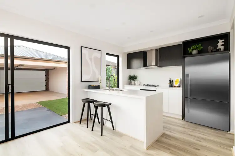 2 Burnbank Parade, Clyde North VIC 3978