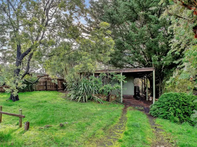 21 Russell Avenue, Woodend VIC 3442
