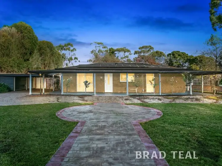 10 White Avenue, Romsey VIC 3434