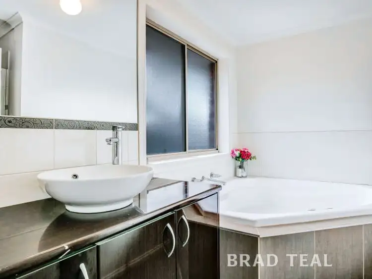 Fifth view of Homely house listing, 2 Kiewa Crescent, Keilor VIC 3036