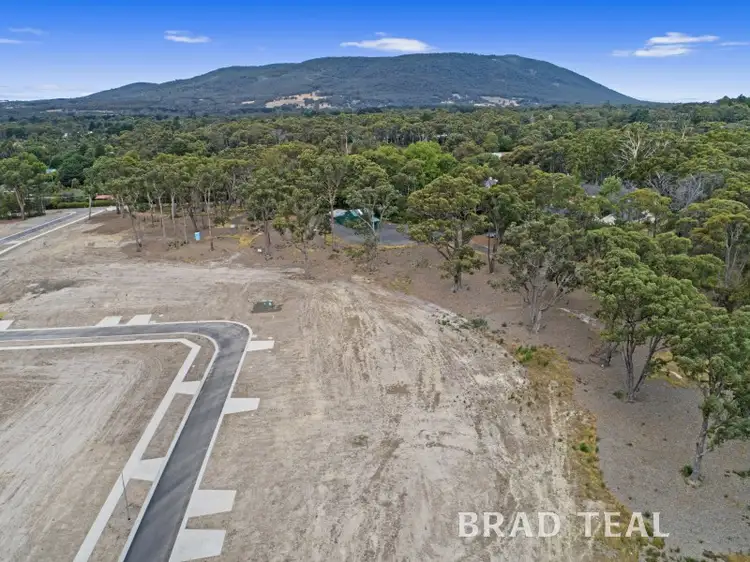 13 Clover Tree Circuit, Woodend VIC 3442
