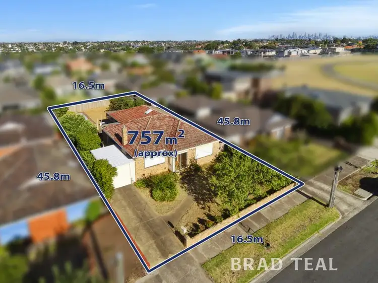 8 Roslyn Street, Strathmore VIC 3041
