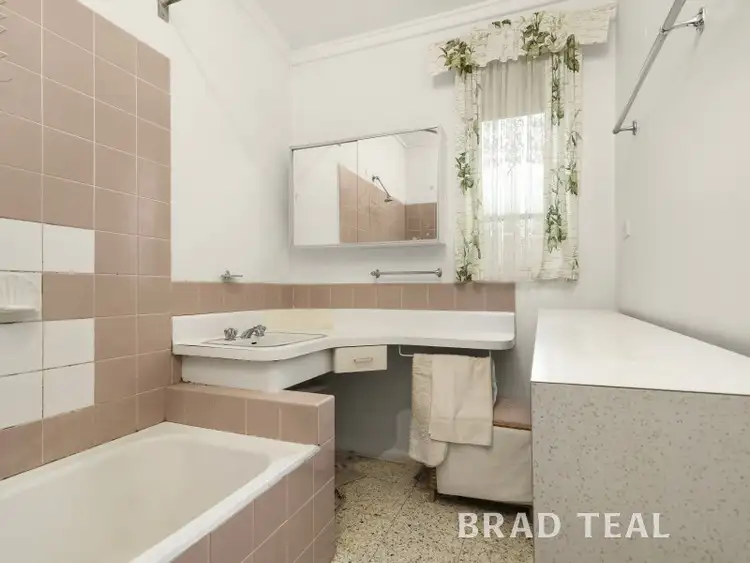 Sixth view of Homely house listing, 5 Hewitt Court, Strathmore VIC 3041