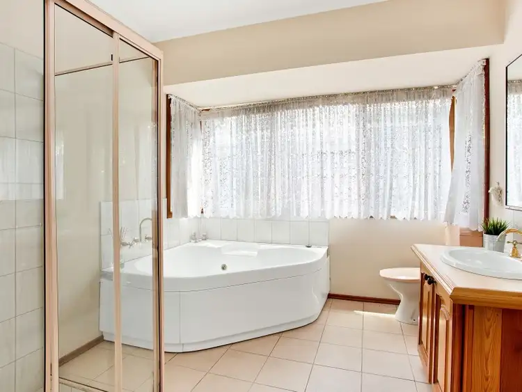 Fifth view of Homely house listing, 10 Ventura Court, Taylors Lakes VIC 3038
