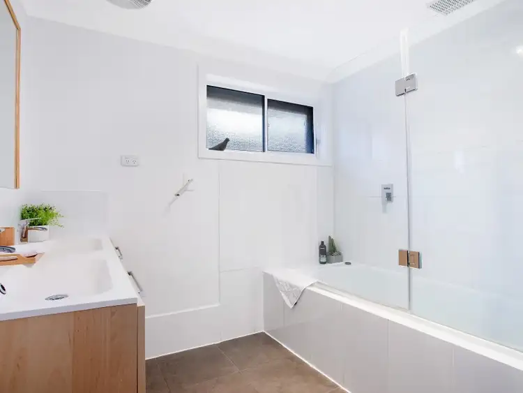 Fifth view of Homely house listing, 8 Solent Crescent, Taylors Lakes VIC 3038