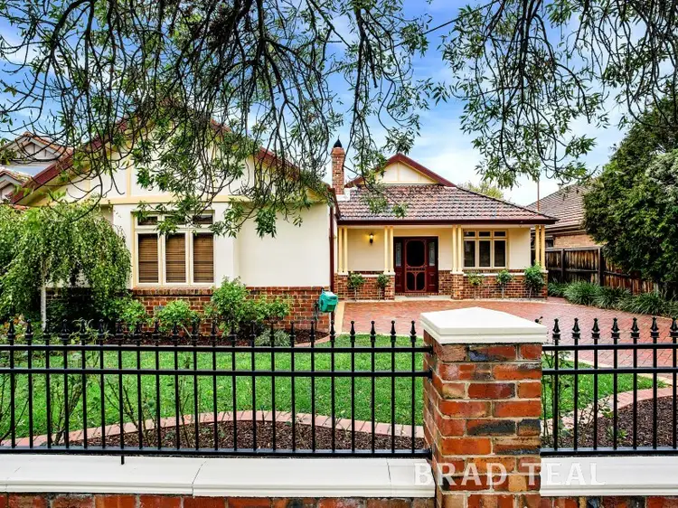 33 Roland Avenue, Strathmore VIC 3041