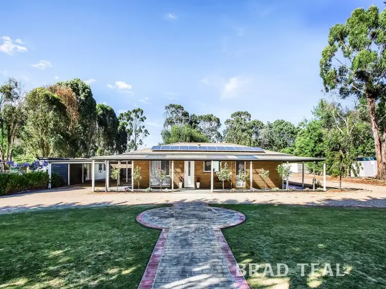 10 White Avenue, Romsey VIC 3434