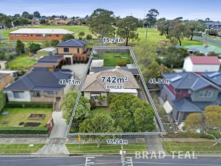 2 Grevillia Road, Oak Park VIC 3046
