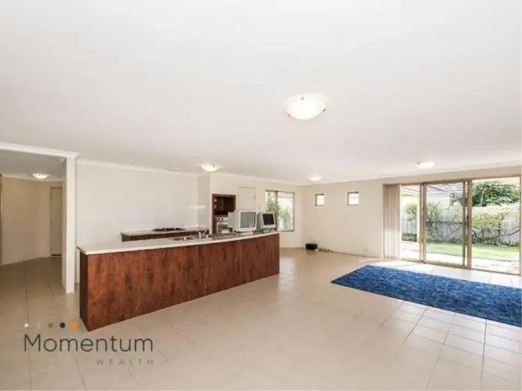 2/12A Hampton Square East
