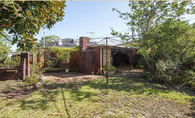 2 Leeder Street, Glendalough WA 6016