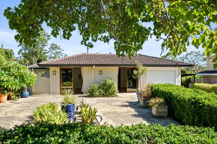 3A Howes Crescent