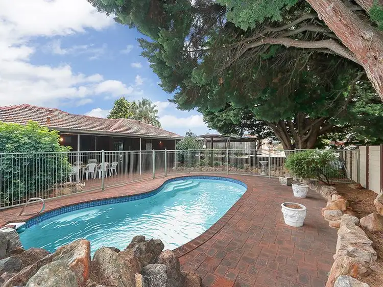 10 Blenheim Place, Swan View WA 6056