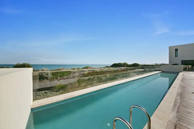 24/21 Ocean Drive, North Coogee WA 6163