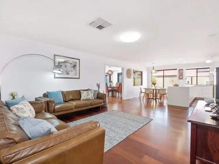 21 Hollins Bend, Madeley WA 6065