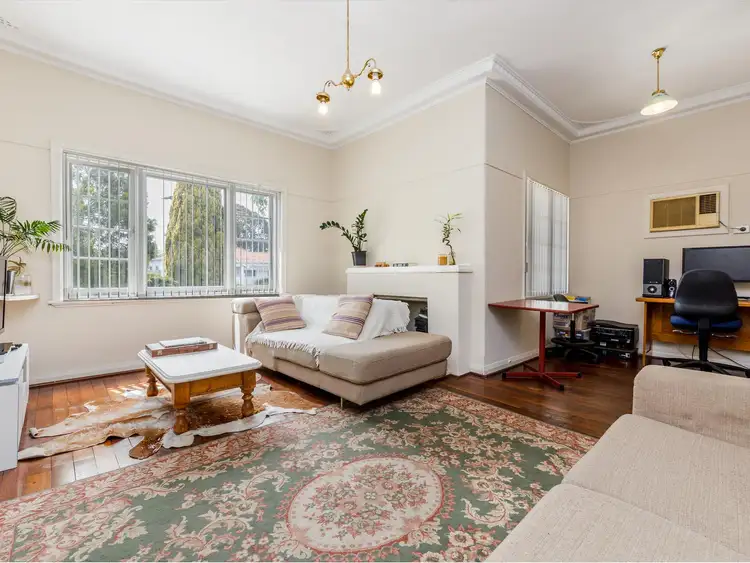 11 North Lake Rd, Alfred Cove WA 6154