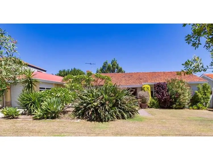 134 Kitchener Rd, Alfred Cove WA 6154