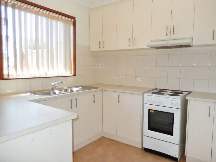 2/8 Leeds Close, Millars Well WA 6714