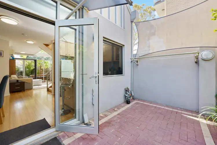 2/224 Hampden Road, Crawley WA 6009