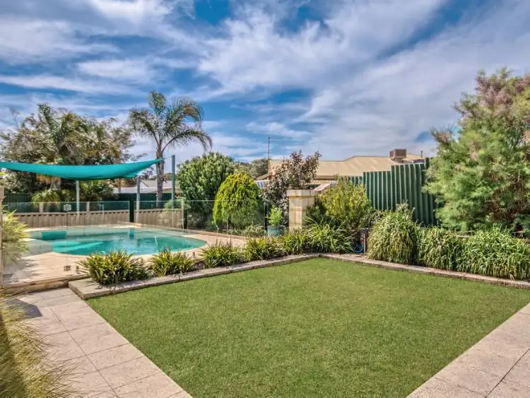 8 Columbia Close, Halls Head WA 6210