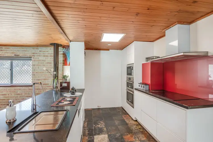 2 Sutherland Drive, Thornlie WA 6108