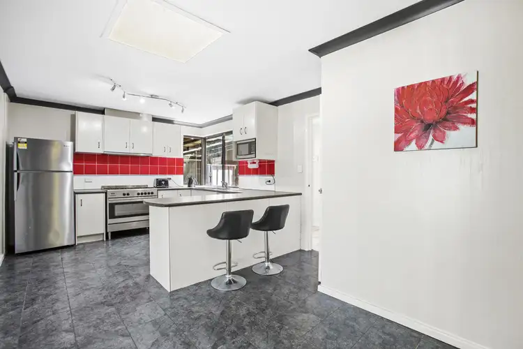 6 Greenway Avenue, Thornlie WA 6108
