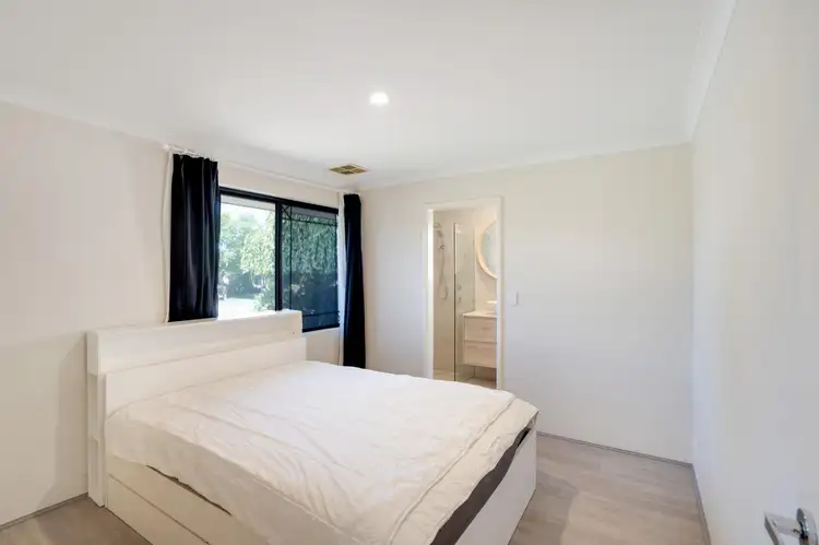 12 Mannix Pass, Queens Park WA 6107