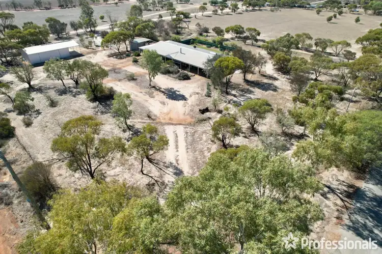 14 Avon Road, Wongan Hills WA 6603