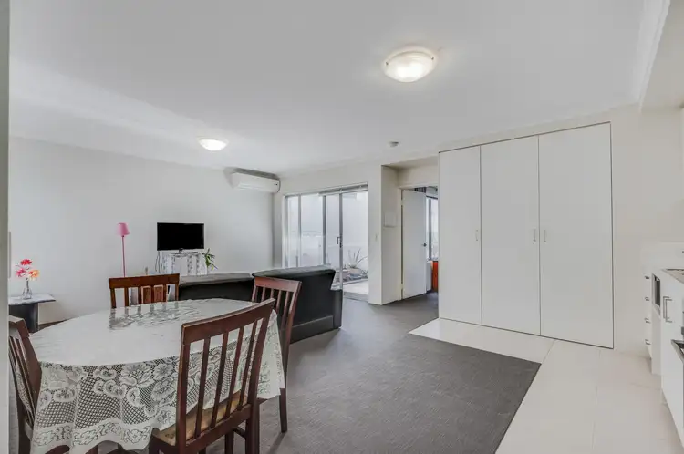 2/15 Debenham Street, Thornlie WA 6108