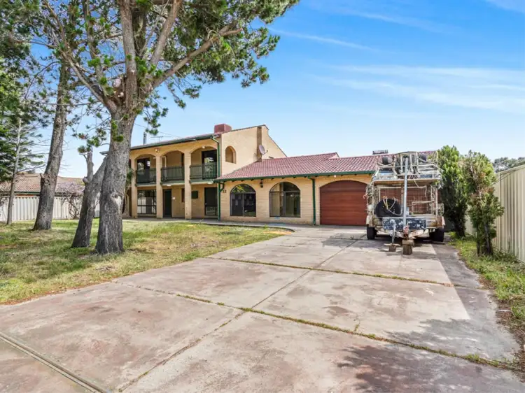 33 Third Avenue, Kelmscott WA 6111