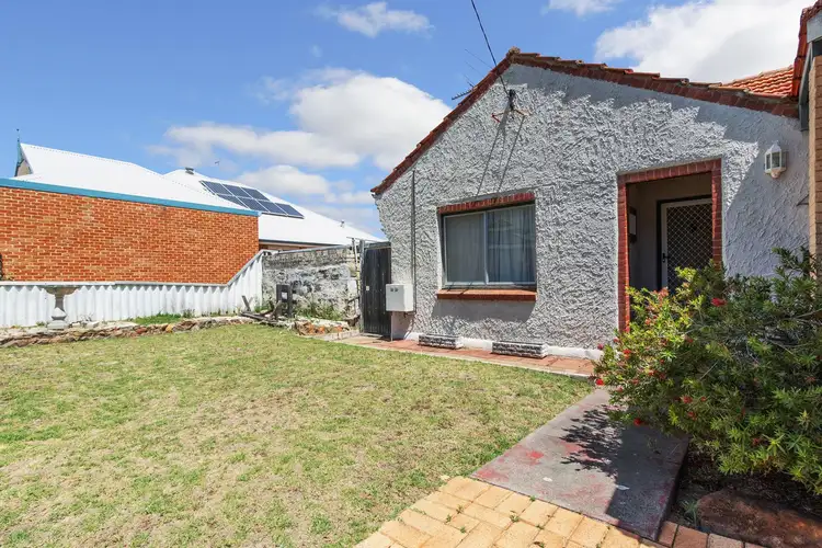 1/4 Wrexham  Street, Bicton WA 6157