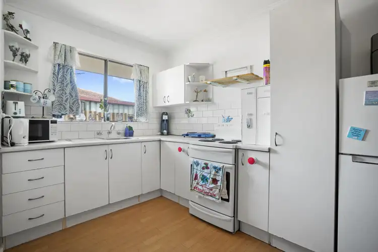 Seventh view of Homely house listing, 10 Huxley Court, Camillo WA 6111