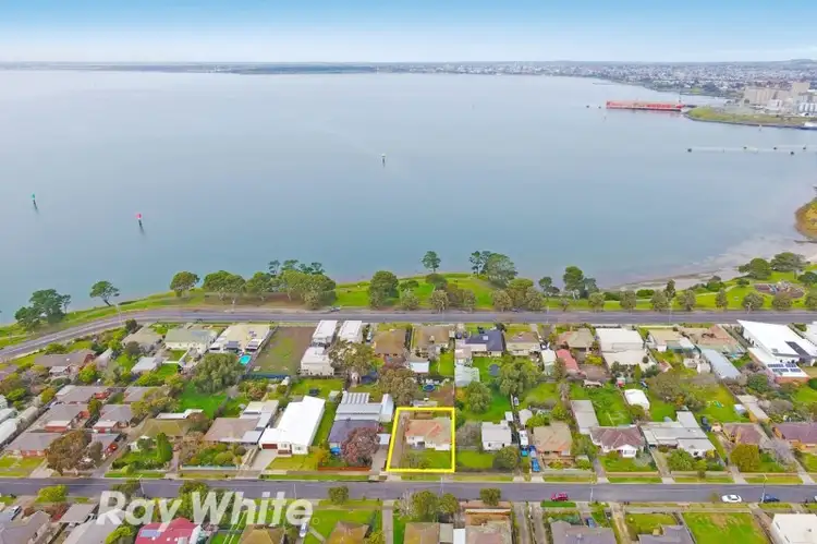18A Pine Avenue, North Shore VIC 3214