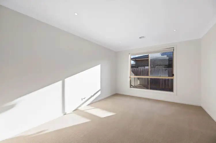 Sixth view of Homely house listing, 8 Shakespeare Court, Drouin VIC 3818
