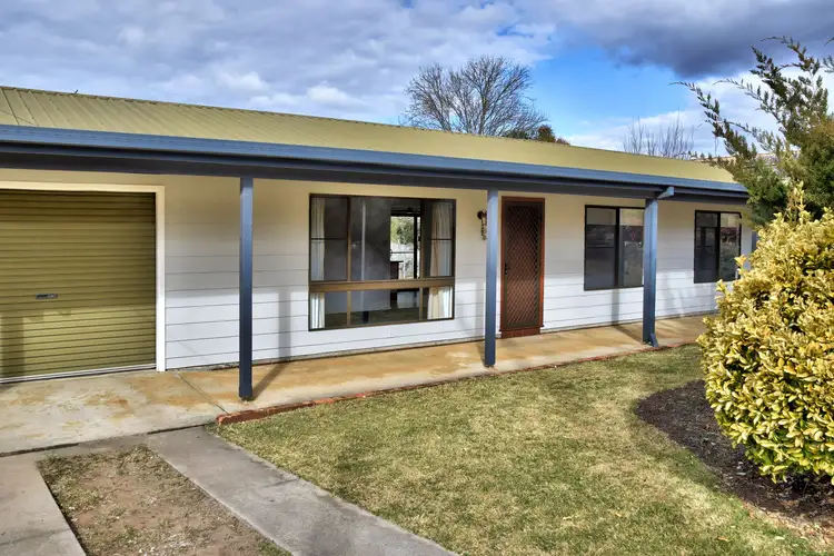 25 George Street, Tenterfield NSW 2372