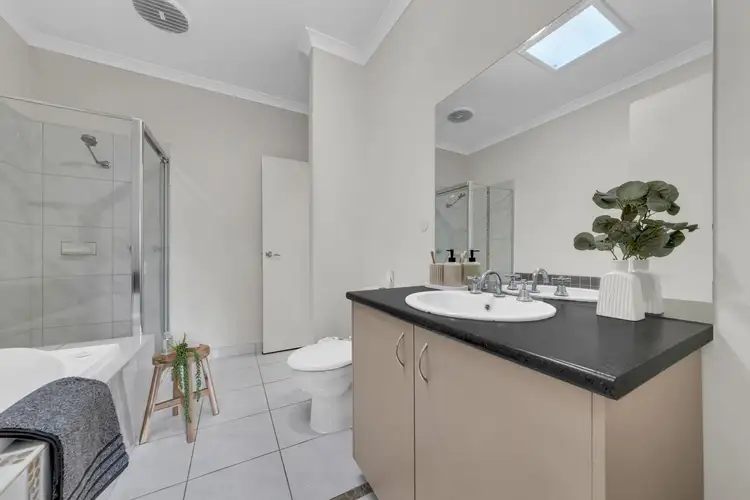 Fifth view of Homely house listing, 10 Cheltenham Close, Craigieburn VIC 3064