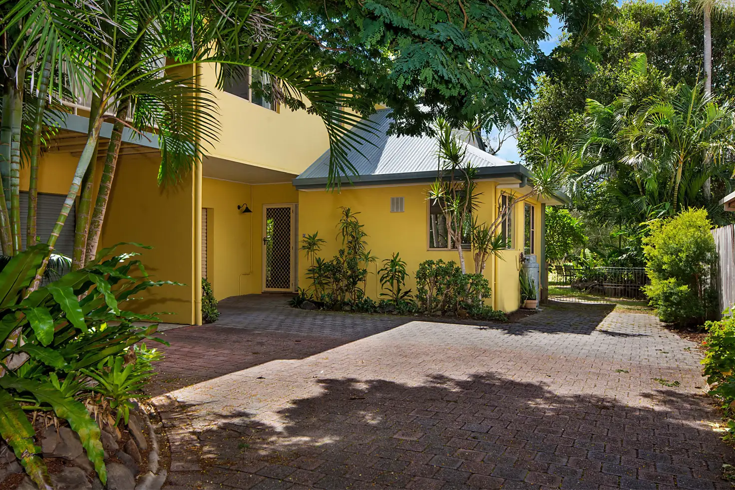 Main view of Homely semi-detached listing, 2/27 Belongil Crescent, Byron Bay NSW 2481