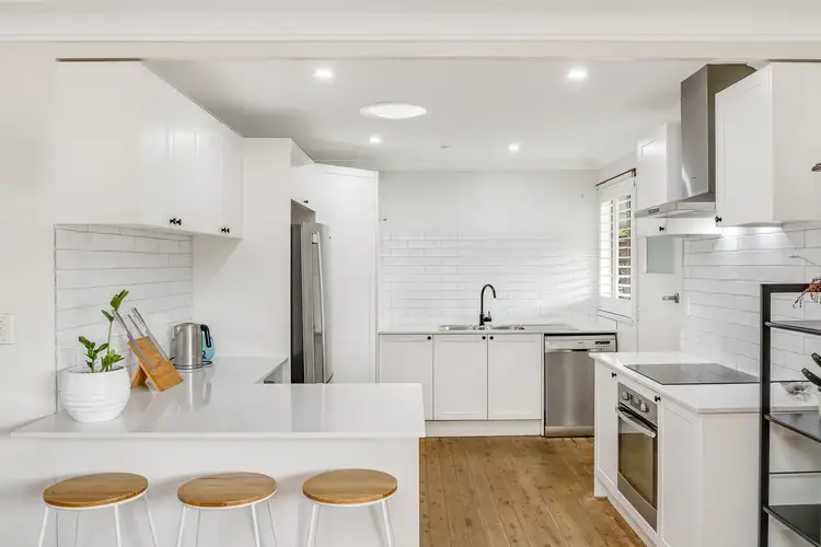 7 Sunnyside Avenue, Point Clare NSW 2250