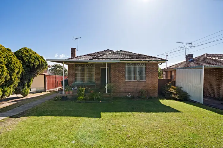 8 Lowry Street, Mount Lewis NSW 2190