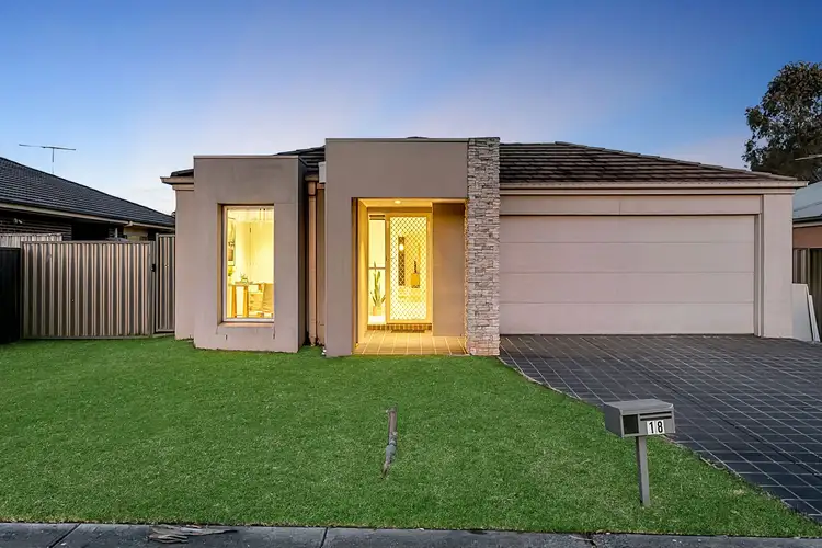 18 Walnut Way, Pakenham VIC 3810