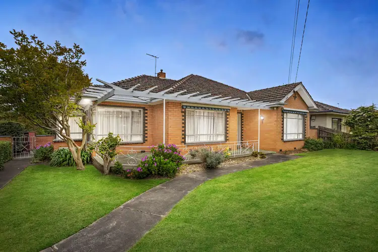 8 Torquay Avenue, Chadstone VIC 3148