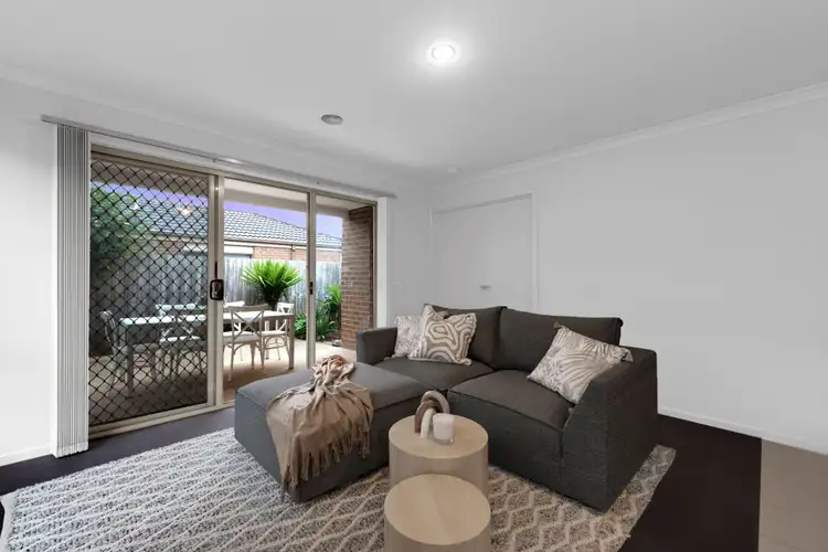 Fifth view of Homely house listing, 8 Alapont Close, Pakenham VIC 3810