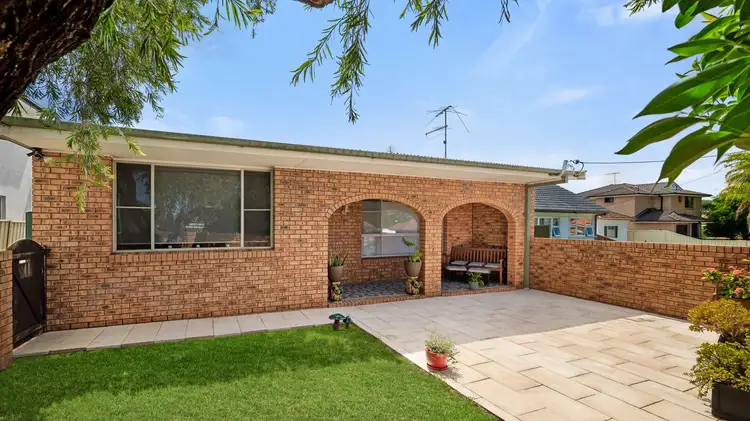 2/8 Bradbury Avenue, Campbelltown NSW 2560