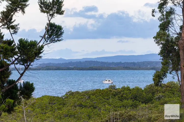 18 Tina Street, Redland Bay QLD 4165