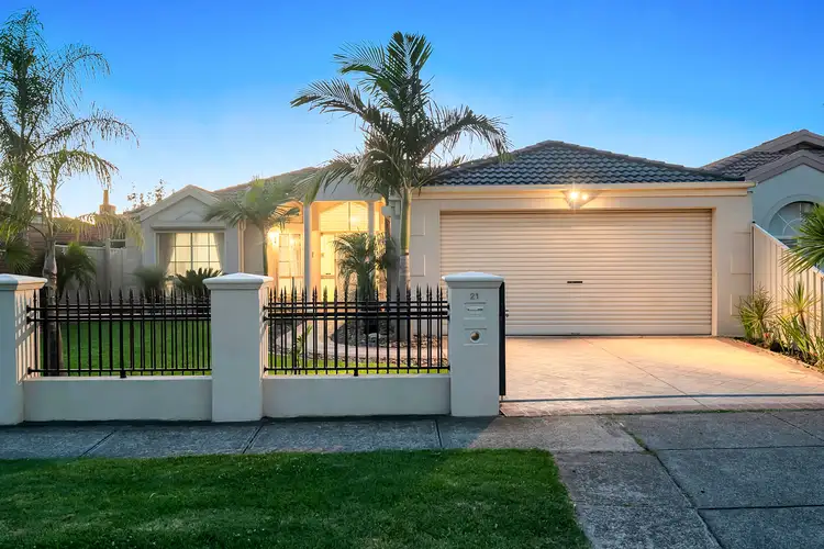 21 Edgecombe Way, Roxburgh Park VIC 3064