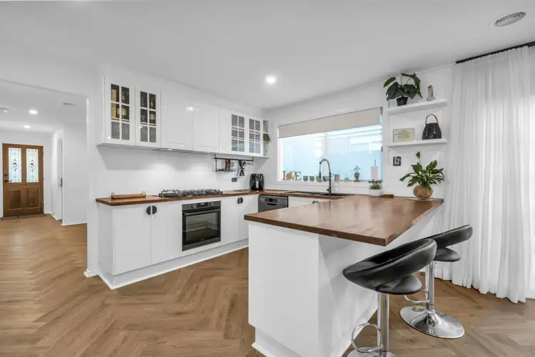 8 Sir Thomas Drive, Pakenham VIC 3810